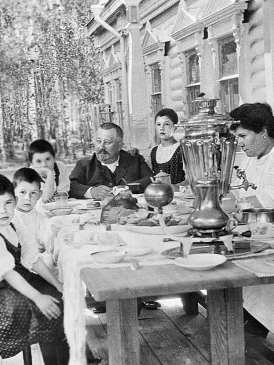 Семья за чаем у самовара на веранде дачи